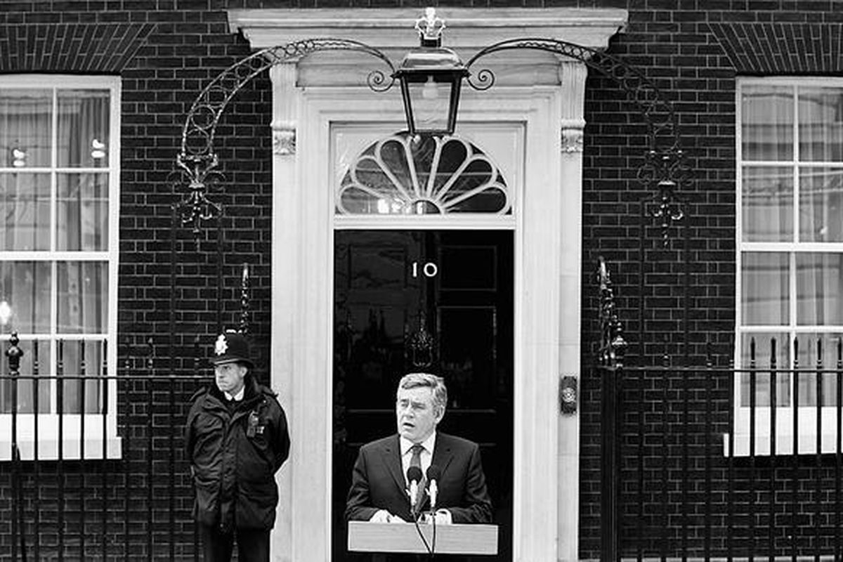 Perdana Menteri Inggris Gordon Brown saat berbicara tentang situasi pemerintahan Inggris saat ini, dan mengumumkan pengunduran dirinya sebagai pemimpin partai Buruh, di luar kantornya di Downing Street 10, London, Senin (10/5). Sementara itu, negosiasi masih terus berlanjut sampai hari keempat antara partai oposisi Konservatif dan kubu Demokrat Liberal.