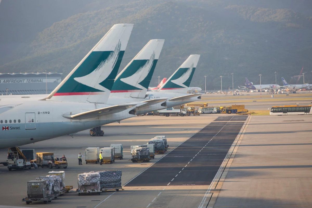 Maskapai Hong Kong Cathay Pacific.