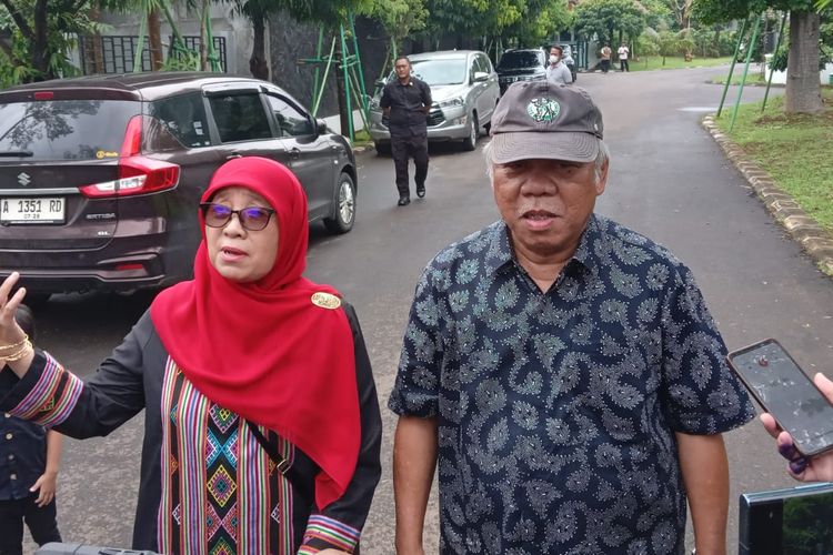 Menteri PUPR Basuki Hadimuljono beserta istri dan anaknya sedang menuju ke TPS 161 Kemang Pratama Bekasi, Rabu (14/2/2024).