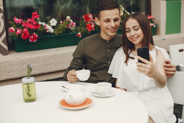 Tak harus pink, ini 7 inspirasi dresscode Valentine yang stylish dan elegan. Tampil beda, tetap romantis di 14 Februari.