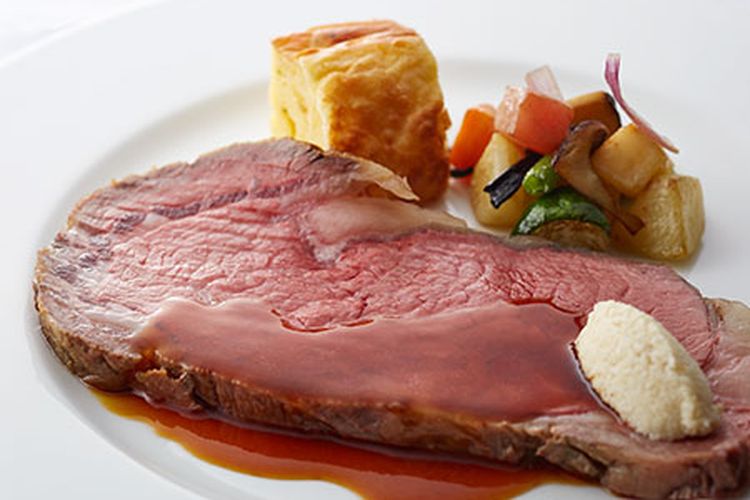 Hidangan Roast Beef yang menjadi layanan kereta dorong kesukaan para tamu di Imperial Hotel Tokyo.