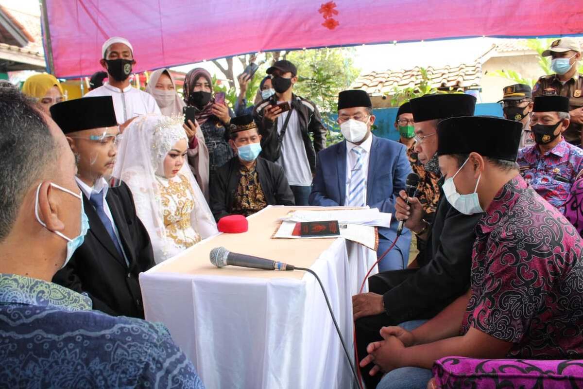 Akad nikah pasangan Indri dan Andri berlangsung khidmat di tengah duka mendalam karena harus kehilangan kedua orangtuanya dalam musibah longsor. Akad berlangsung di Desa Sawahdadap, Cimanggung, Sumedang, Kamis (28/1/2021).  Biaya nikah dan syarat nikah atau persyaratan nikah.