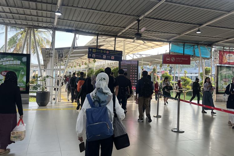Stasiun Bogor Kembali Dipadati Pekerja Usai Libur Lebaran