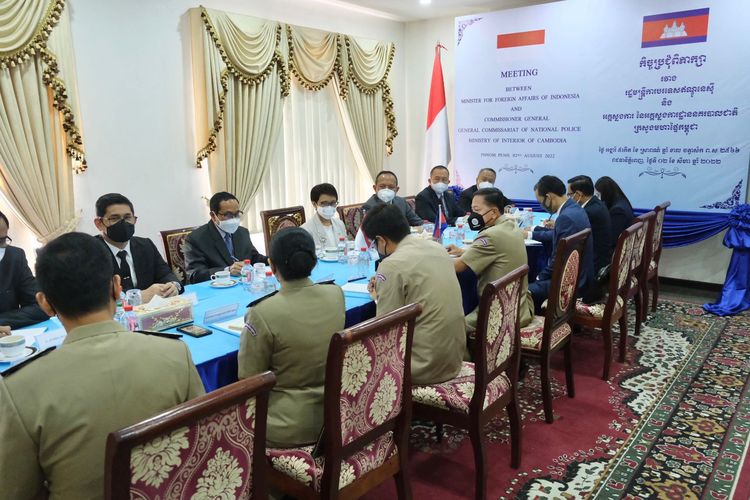 Menteri Luar Negeri Retno Marsudi bersama sejumlah pejabat Polri menemui Kepala Kepolisian Kamboja Jenderal Neth Savouen di Markas Besar Kepolisian Kamboja di Phnom Penh, Selasa (2/8/2022).