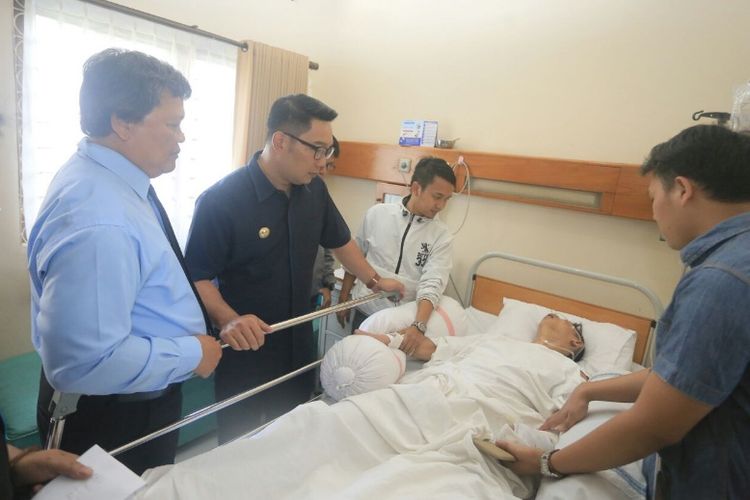 Ricko, korban pengeroyokan bobotoh, saat dijenguk Wali Kota Bandung Ridwan Kamil di RS Santo Yusuf, Bandung, Senin (23/7/2017)