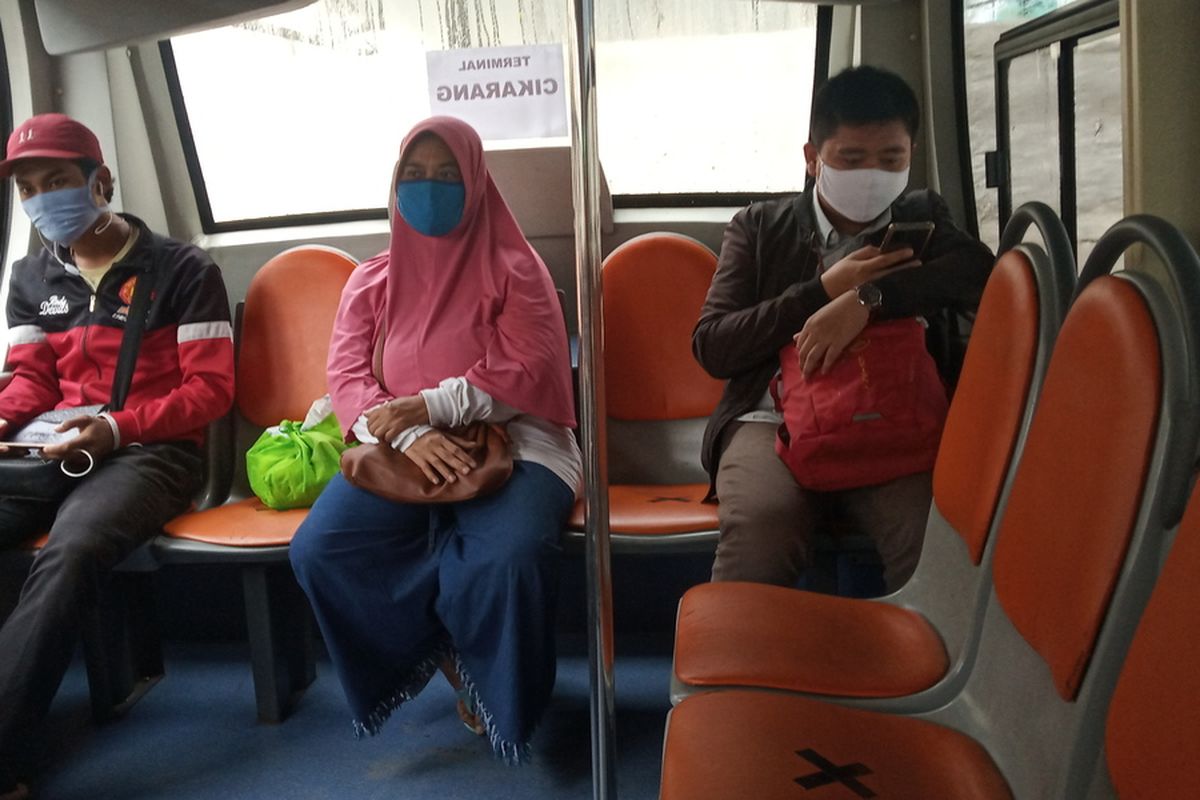 Sejumlah penumpang tampak duduk berjarak di dalam layanan bus gratis tujuan Jakarta, di Stasiun Bojonggede, Kabupaten Bogor, Jawa Barat, Senin (15/6/2020).