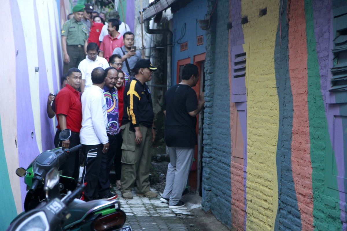 Wali Kota Semarang Hendrar Prihad sedang meninjau penataan Kampung Pelangi.