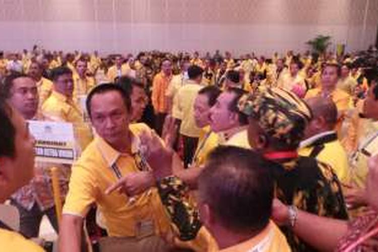 Musyawarah Nasional Luar Biasa Partai Golkar di Nusa Dua, Bali, Minggu (15/5/2016) sempat mengalami kericuhan.