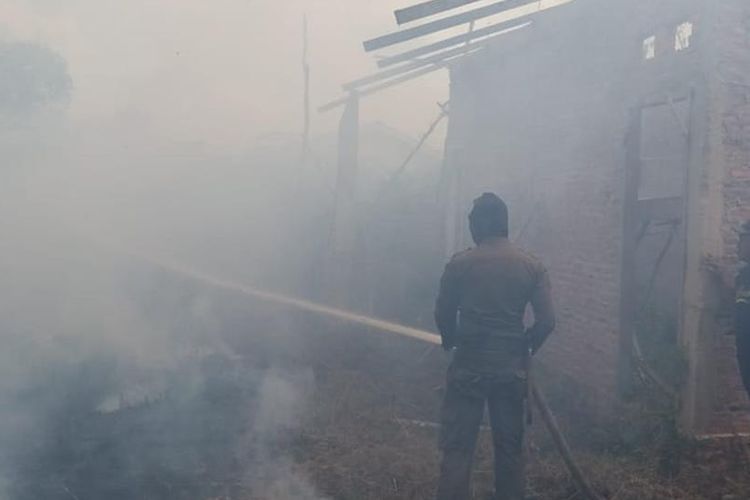 Tim Manggala Agni Daops Dumai berusaha memadamkan api karhutla yang meluas hingga nyaris membakar rumah warga di Jalan Dualim I, Kelurahan Teluk Makmur, Kecamatan Medang Kampai, Dumai, Riau, Selasa (2/7/2019). Dok. Manggala Agni Daops Dumai