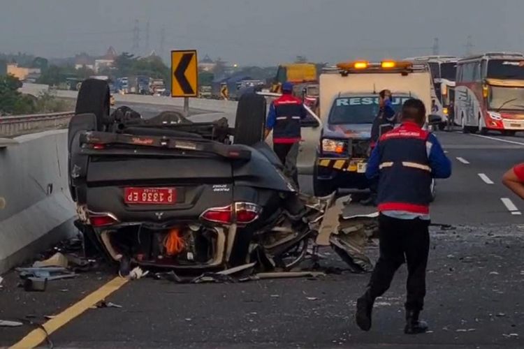 Mobil Pajero sport milik Pemerintah Kabupaten Situbondo alami kecelakaan di Tol Pasuruan-Probolinggl, Rabu (13/12/2023).