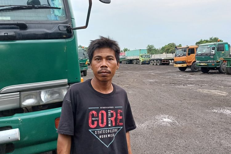 Seorang sopir truk kontainer bernama Nurhana (38) saat ditemui Kompas.com di kawasan Semper Timur, Cilincing, Jakarta Utara, Rabu (10/1/2023).