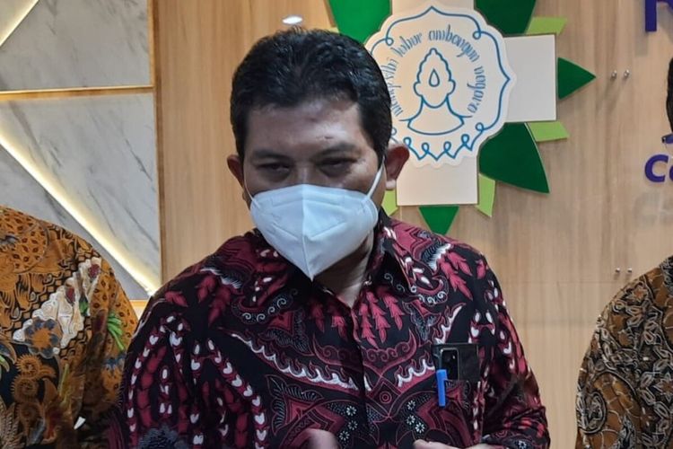 Direktur Utama BPJS Kesehatan, Ali Ghufron Mukti dalam kunjungannya di RS UNS Solo, Jawa Tengah, Sabtu (19/2/2022).