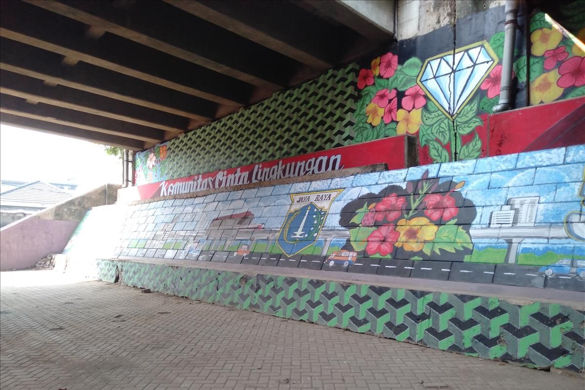 Pemandangan Mural bergaya Betawi di kolong tol Pesanggrahan, Jakarta Selatan, Selasa (2/7/2019)