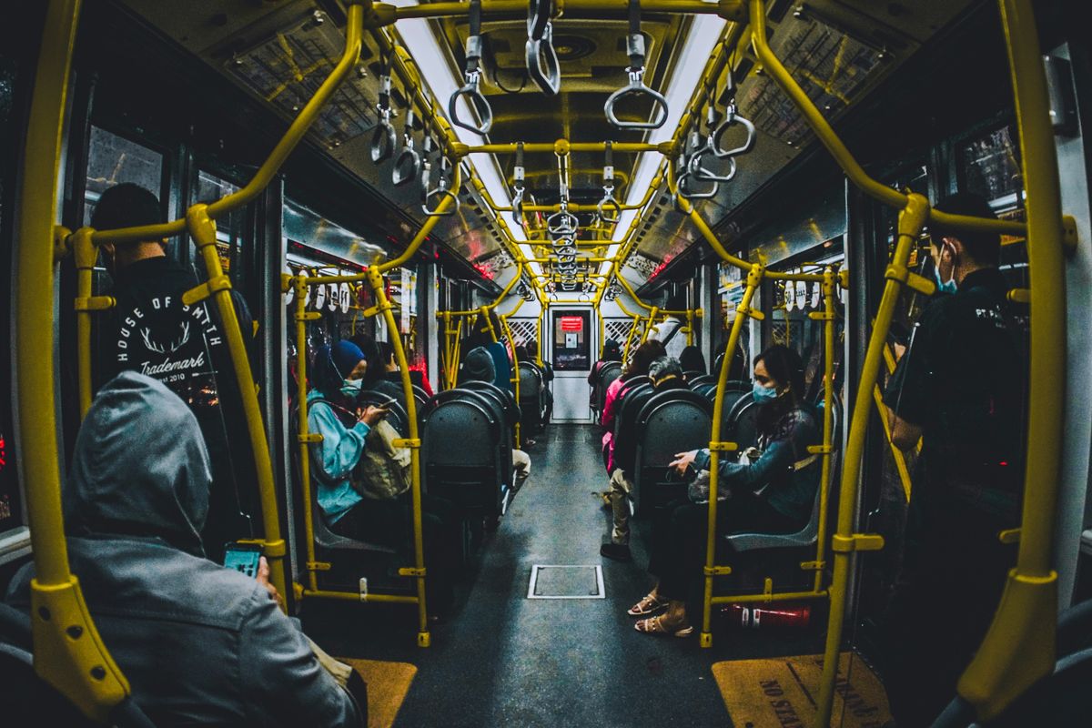 Ilustrasi penumpang bus TransJakarta pada malam hari.