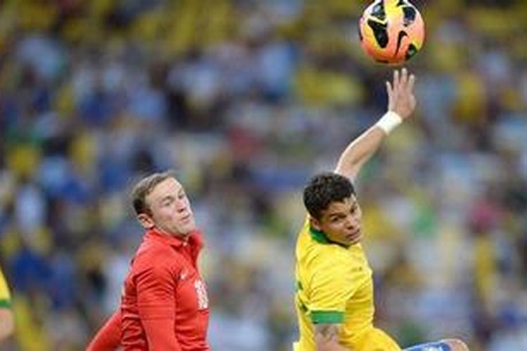 Wayne Rooney dan Thiago Silva pada pertandingan persahabatan antara Inggris melawan Brasil di Stadion Maracana, Minggu (2/6/2013).