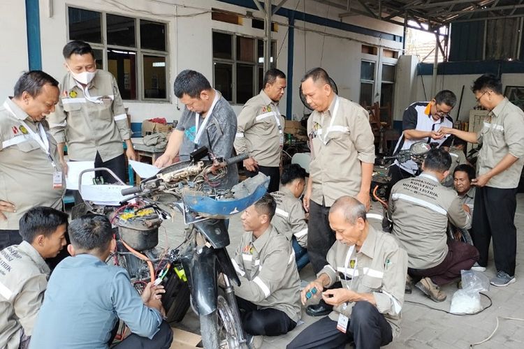 Perwakilan dari PT Braja Elektrik Motor dan Guru SMKN 1 Cibinong bertindak sebagai pemberi materi pada workshop 'Konversi Motor Berbahan Bakar Minyak (BBM) Menjadi Sepeda Motor Listrik' Kementerian ESDM.