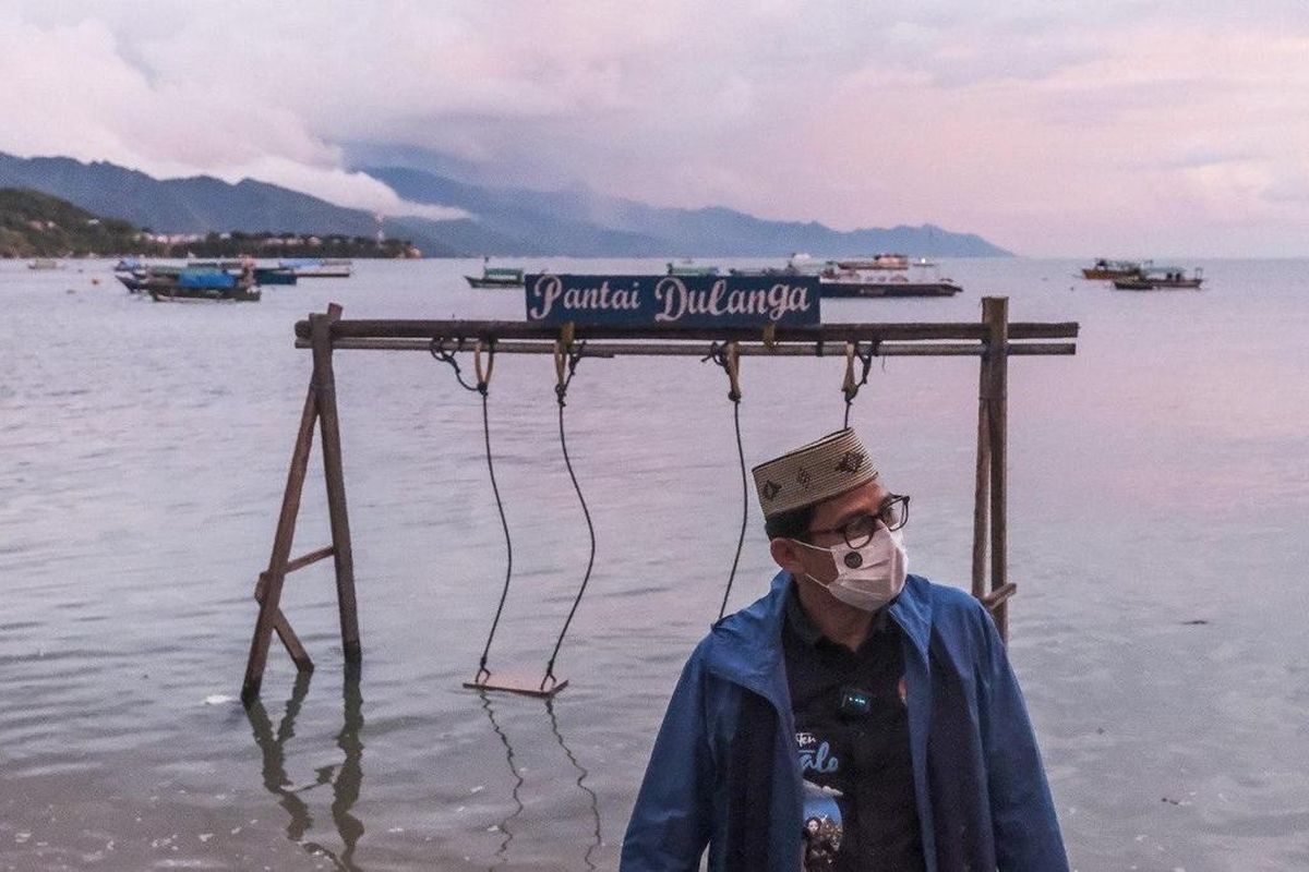 Menteri Pariwisata dan Ekonomi Kreatif Sandiaga Uno saat mengunjungi Pantai Dulanga di Desa Wisata Religi Bubohu, Gorontalo, Sabtu (6/11/2021).