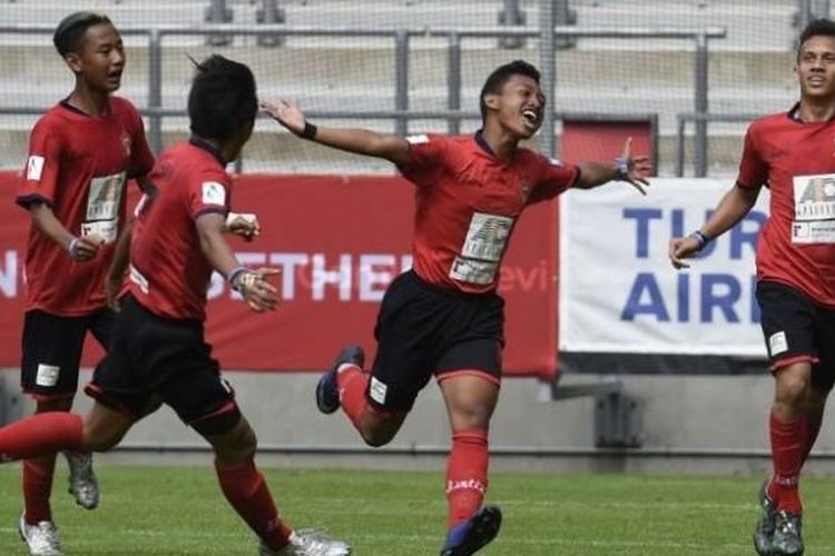 Pemain klub ASIOP Apacinti melakukan selebrasi usai mencetak gol. Klub yang menjadi wakil Indonesia ini menjadi juara Gothia Cup kategori U-15 usai menang 3-1 atas wakil tuan rumah, IF Elfsborg pada partai final di Gamla Ullevi, Swedia, Sabtu (23/7/2016).