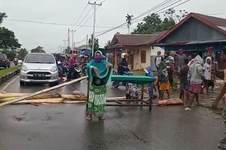 Warga RT 25 dan 39 Kelurahan Kamoro Jaya, Distrik Wania, Mimika, Papua blokade jalan menuntut bantuan sembako di tengah pandemi Covid-19, Rabu (27/5/2020)