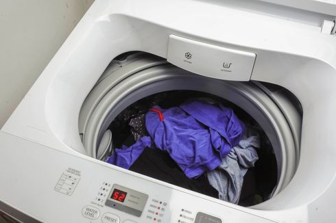 Cara Menghilangkan Bau Apak pada Mesin Cuci Bukaan Atas