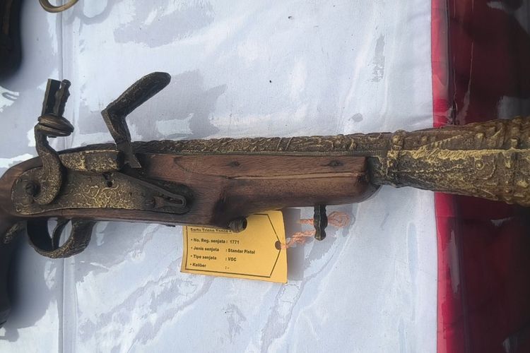 Pistol Peninggalan VOC Tahun 1771 Diserahkan Warga ke TNI di Maluku Utara