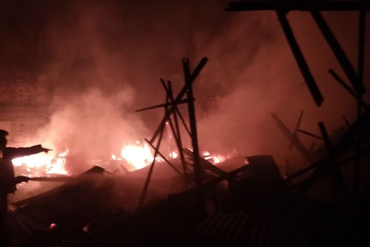 Sebuah lapak kayu di Jalan Cipinang Baru Raya, RT 014, RW 018, Kelurahan Cipinang, Kecamatan Pulogadung, Jakarta Timur, ludes terbakar, Selasa (3/12/2019) pagi.