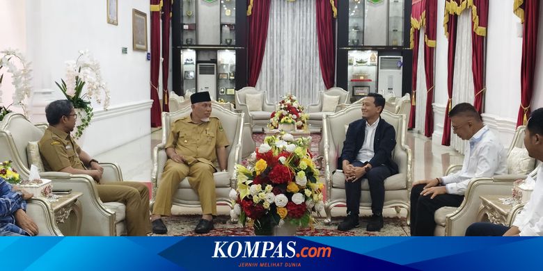 Antrean panjang terjadi di sejumlah Stasiun Pengisian Bahan Bakar Umum (SPBU) di Sumatera Barat. Gubernur Sumatera Barat Mahyeldi memanggil Pertamina dan meminta percepatan pemulihan distribusi. | #BBM #Pertamina