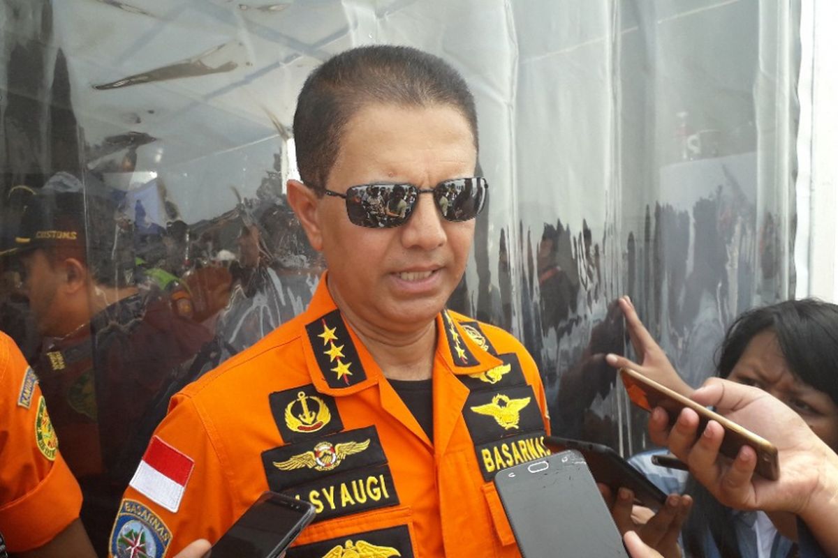 Kepala Badan SAR Nasional Marsekal Madya M Syaugi memberikan keterangan kepada awak media di atas KRI Banjarmasin, Selasa (6/11/2018).