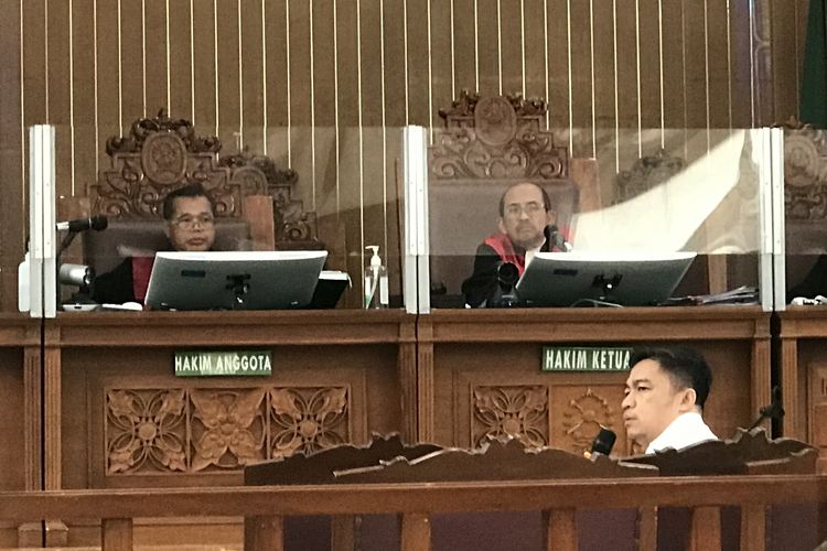 Mantan Wakil Kepala Detasemen (Wakaden) B di Biro Pengamanan Internal (Paminal) pada Divisi Profesi dan Pengamanan (Propam) Polri Arif Rachman Arifin dalam persidangan di Pengadilan Negeri (PN) Jakarta Selatan, Kamis (22/12/2022).