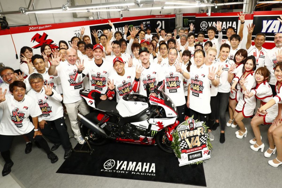 Para pebalap dan kru Yamaha Factory Racing Team merayakan kemenangan di ajang Suzuka 8 Hours Endurance Race di Sirkuit Suzuka, Jepang, Minggu (29/7/2018). Kemenangaan ini merupakan yang keempat kalinya diraih secara beruntun oleh pabrikan garpu tala.
