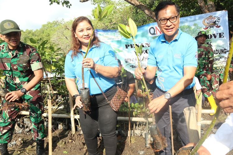 Qnet bersama Kodim 1611/Badung dan LPMD Denpasar menggelar program Bina Lingkungan Hidup Tahun 2024 dengan penanaman mangrove.
