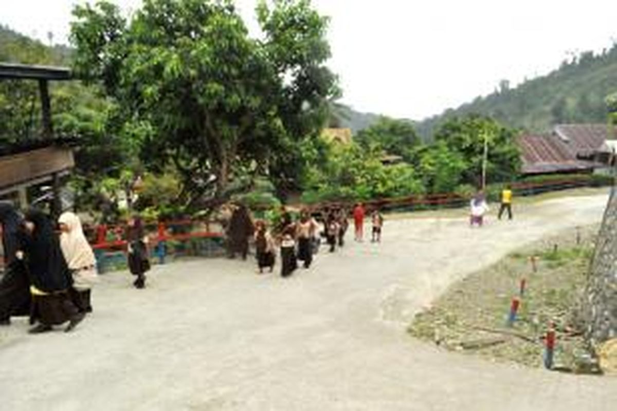 Kampung Inggris di Kolaka Utara, Sulawesi Tenggara, saat para murid SD usai menjalani rutinas belajar.