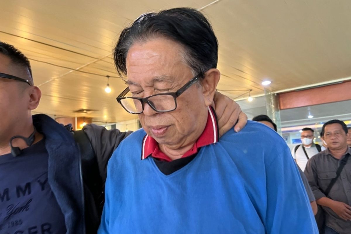 Koruptor Nader Thaher saat digelandang menuju Kejati Riau di Pekanbaru, Jumat (14/2/2025).