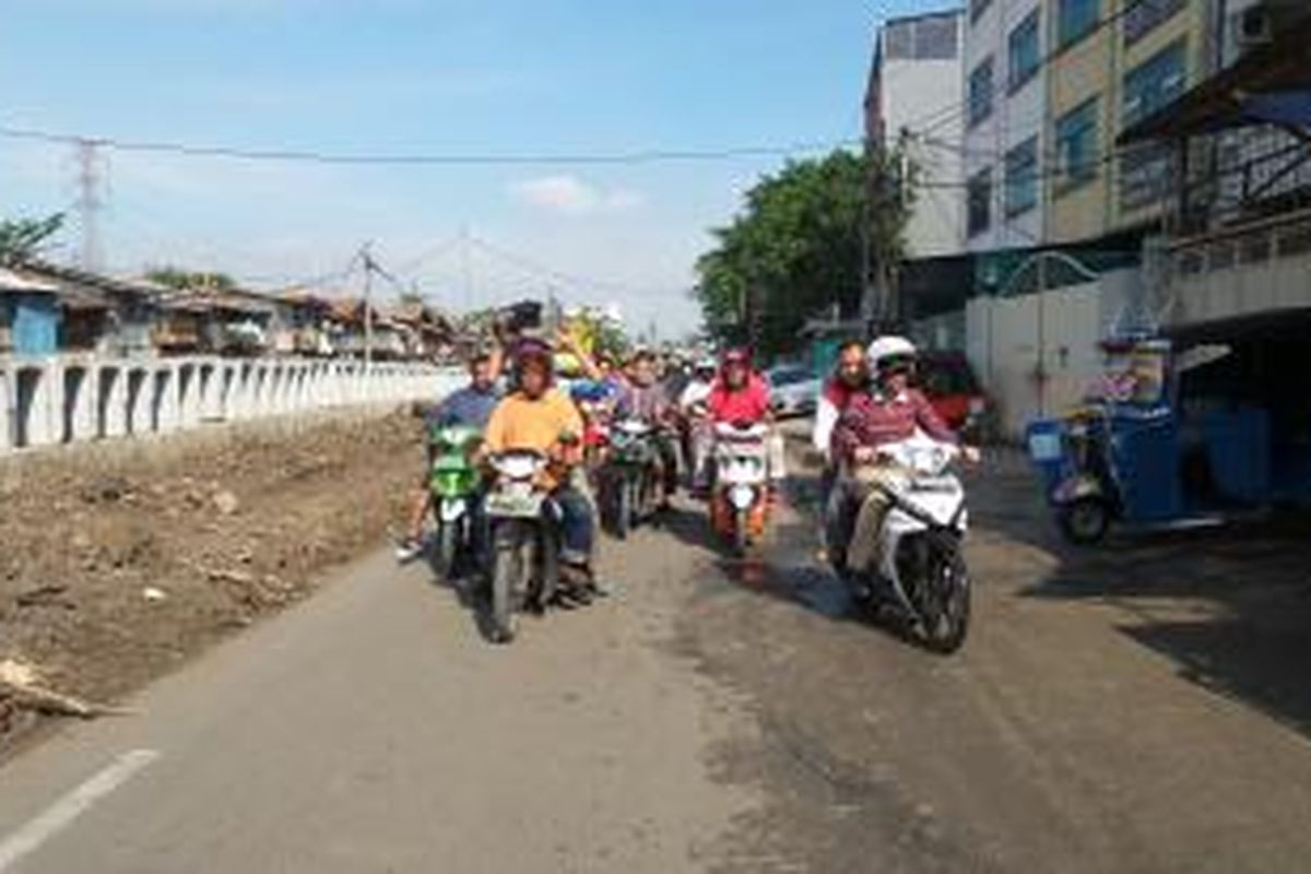 Wakil Gubernur DKI Jakarta Djarot Saiful Hidayat (kanan depan) saat menyusuri aliran Sungai Ciliwung dengan mengenakan sepeda motor, di Duri Pulo, Gambir, Jakarta Pusat, Minggu (21/12/2014)