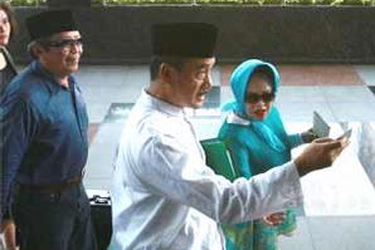 Anggota DPR dari Fraksi Kebangkitan Bangsa, Yusuf Emir Faisal, didampingi istrinya, Hetty Koes Endang (kanan), tiba di Kantor KPK untuk kembali menjalani pemeriksaan, Selasa (15/7). KPK menetapkan status Yusuf sebagai tersangka dalam kasus dugaan korupsi pengalihan fungsi lahan hutan mangrove untuk Pelabuhan Api-Api, Sumatera Selatan.