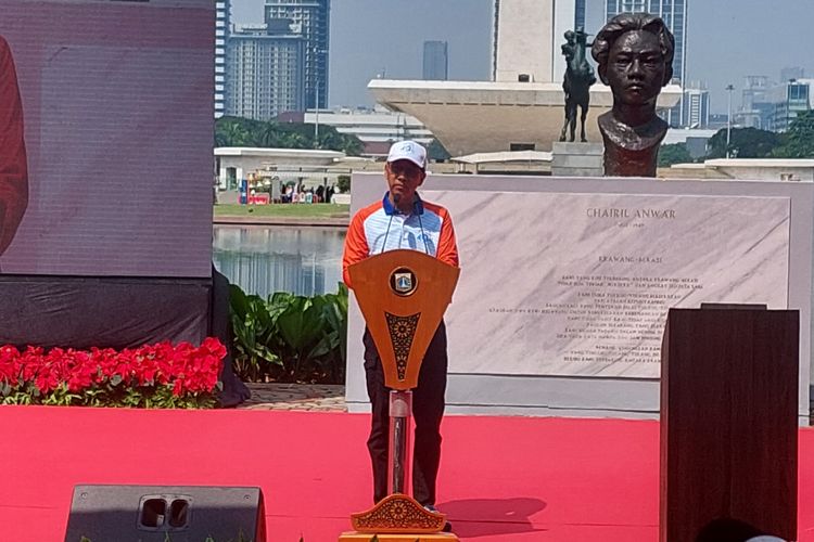 Penjabat (Pj) Gubernur DKI Jakarta Heru Budi Hartono saat secara resmi memulai rangkaian hari ulang tahun (HUT) ke-496 DKI Jakarta di sisi utara Monas, Jakarta Utara, Minggu (21/5/2023).
