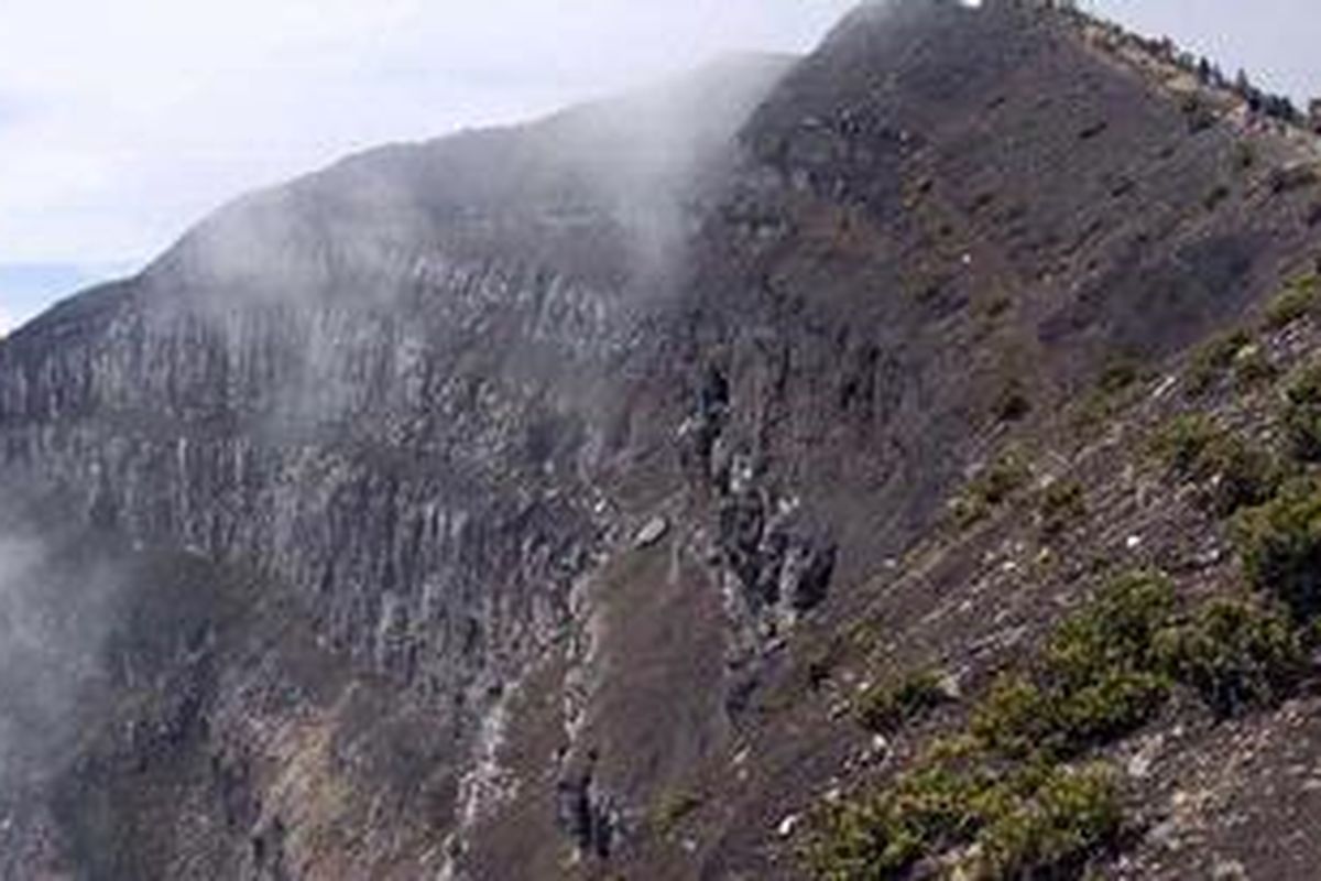 Inilah Puncak Gunung Gede di Bogor, Jawa Barat yang berketinggian 2.958 meter di atas permukaan laut (mdpl). Puncak ini bisa dicapai sekitar 5 jam perjalanan dari Cibodas. 