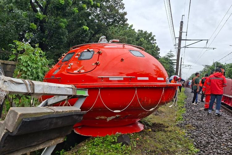 Benda berbentu lonjong berwarna oranye dibawa truk kontainer yang ditabrak Kereta Bandara Soekarno-Hatta di Poris, Tangerang, Jumat (20/2/2026), merupakan kapsul penyelamat.