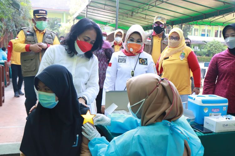 Menteri PPPA Bintang Puspayoga saat meninjau pelaksanaan vaksin Covid-19 di SMP Islam Al Azhar 31 Summarecon Bekasi dan SMP Negeri 5 Kota Bekasi. 