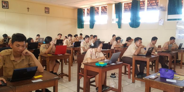 Pengaplikasian Ujian Akhir Semester berbasis komputer di SMA Slamet Riyadi Jakarta dengan dukungan teknologi edukasi Quipper School.