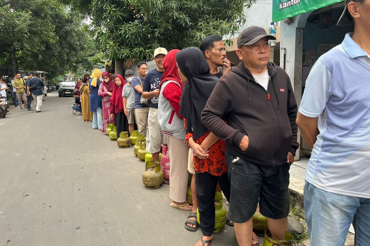 Ilustrasi warga yang menganter gas LPG 3 kg. Dokter melihat kemungkinan penyebab lansia meninggal setelah mengantre gas LPG 3 kg adalah heat stroke. Ini kondisi yang paling parah akibat panas.