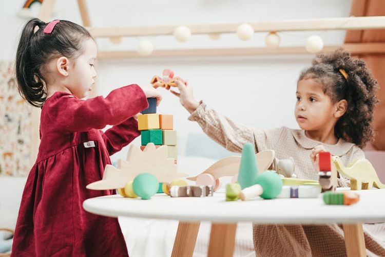 Hubungan kakak-adik bisa sangat rumit. Beberapa anak bisa sangat akrab, sementara anak lainnya saling bersaing.