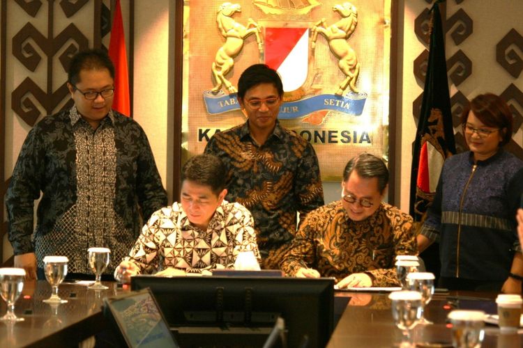Ketua Umum Kadin Indonesia Arsjad Rasjid dan Presiden Direktur PT Visa Worldwide Indonesia Riko Abdurrahman menandatangani MoU untuk perkuat literasi keuangan bagi UMKM di Indonesia.