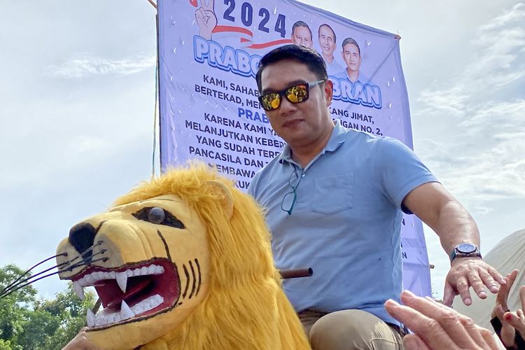 Ketua Tim Kampanye Daerah (TKD) Prabowo Subianto-Gibran Rakabuming Raka wilayah Jawa Barat, Ridwan Kamil dalam deklarasi relawan “Jaringan Inisiatif Masyarakat (Jimat) 02” yang digagas eks politikus PDI-P Maruarar Sirait dan Bupati Subang periode 2018-2023 Ruhimat di Lapangan Desa Rawalele, Dawuan, Kabupaten Subang, Sabtu (27/1/2024).