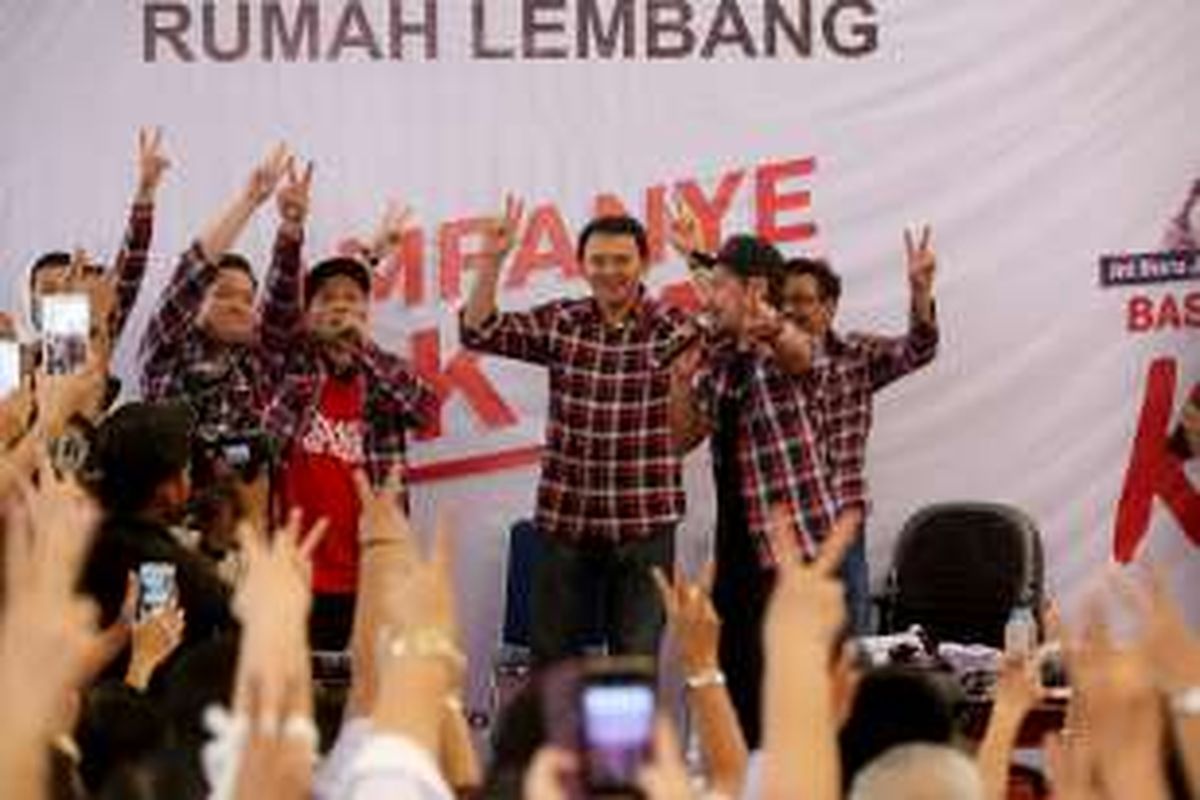 Penyanyi rap Iwa K saat bernyanyi menghibur para pendukung pasangan calon gubernur dan wakil gubernur nomor dua, Basuki 