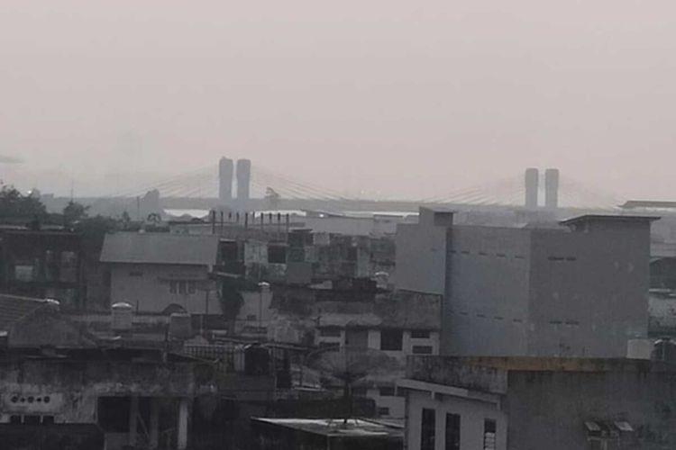 Kondisi kabut asap akibat kebakaran hutan dan lahan di Sumsel mulai menyelimuti kota Palembang.