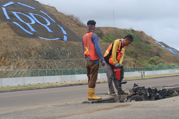 Momen saat Menteri Investasi Bahlil Lahadalia mengunjungi sirkuit MotoGP Mandalika Lombok