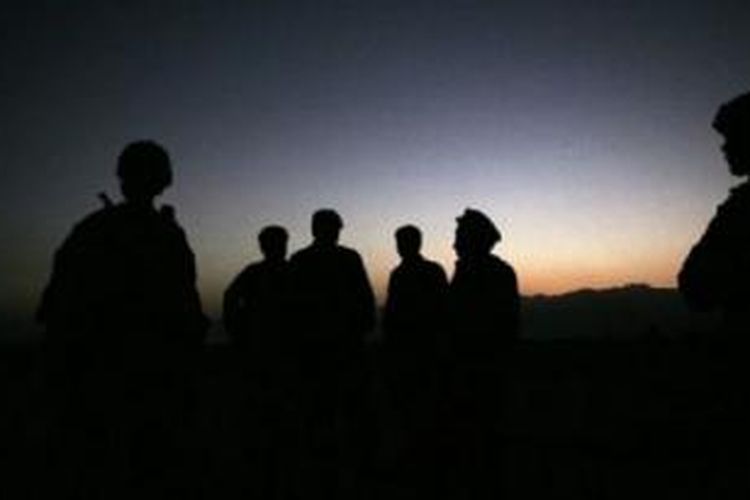 Tentara AS dan polisi Afghanistan melakukan patroli gabungan di luar pangkalan udara Bagram, Afganistan