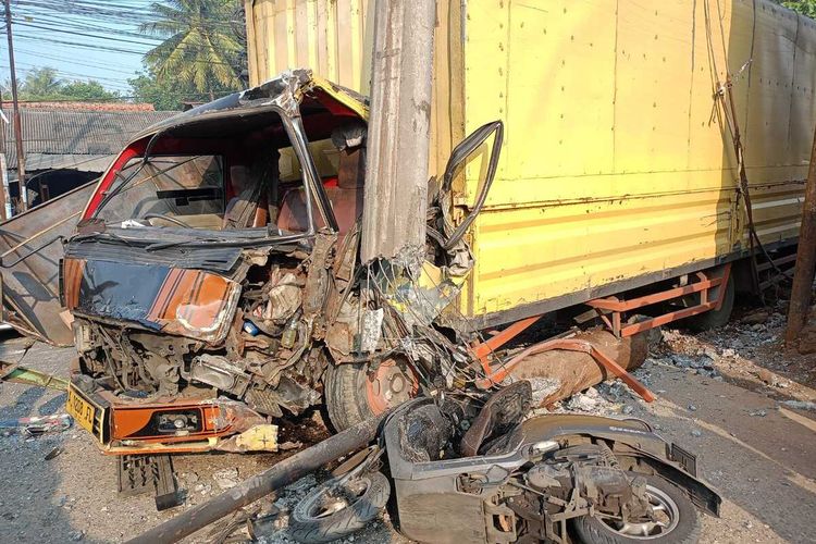 Kecelakaan di Cileungsi Bogor, Truk Boks Hantam Tiang Listrik dan Motor di Depan Perumahan