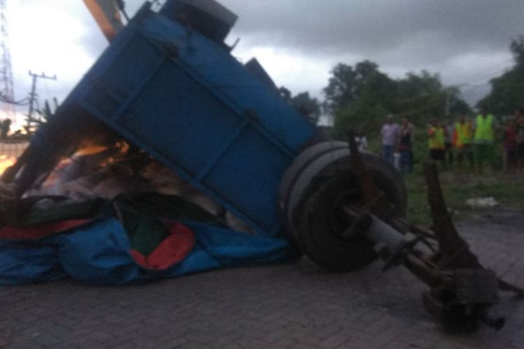 Gandengan truk yang terbalik usai terlepas dan tertabrak kereta komuter di perlintasan wilayah Desa Karangkering, Kecamatan Kebomas, Gresik, Kamis (14/7/2022). *** Local Caption *** Gandengan truk yang terbalik usai terlepas dan tertabrak kereta komuter di perlintasan wilayah Desa Karangkering, Kecamatan Kebomas, Gresik, Kamis (14/7/2022).